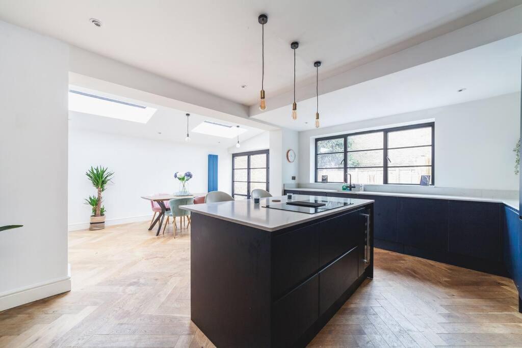 Bright & Airy Lux 3bed In Fulham With Patio Londra