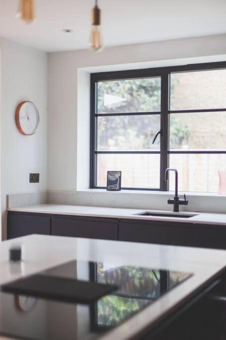 Bright & Airy Lux 3bed In Fulham With Patio * Londra